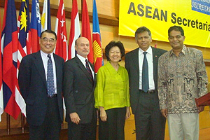 (l-r) Quansheng Zhao, Dean Louis Goodman, Heng Pek Koon, Surin Pitsuwan and Amitav Acharya announced the opening of the first research center on the Association of Southeast Asian Nations in the United States.